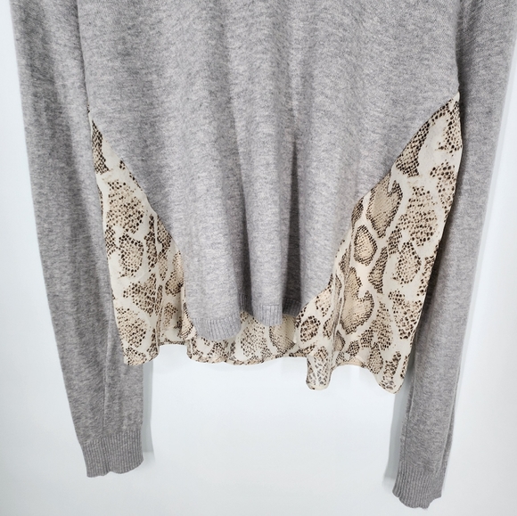 Anthropologie Current Air Mixed Media Snakeskin Print V-neck Sweater Grey SZ XS - Picture 3 of 8